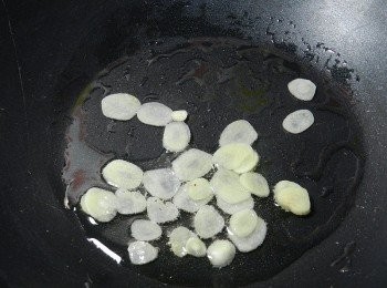 step5: 鍋子熱後下油，將蒜片入鍋，中小火炸酥後取出