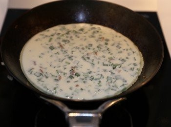 step8: (8) 熱鑊下油，倒入適量韭菜糊，兩邊煎到黃金色