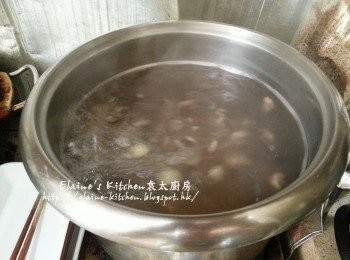 step3: 煲內放入眉豆 , 花生 , 生薏米 , 茨實 , 蓮子 , 鱆魚 , 果皮及適量水用中火煲30分鐘