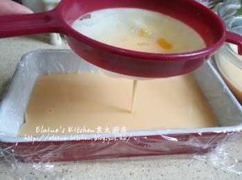 step2: 器皿放上保鮮紙 , 將豆漿蛋液用篩網隔去多餘泡沫及雜質