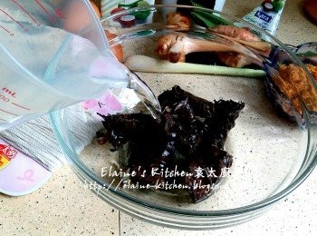 step1: Salam葉沖洗乾淨 , 放入大碗內加水浸過面靜待15分鐘