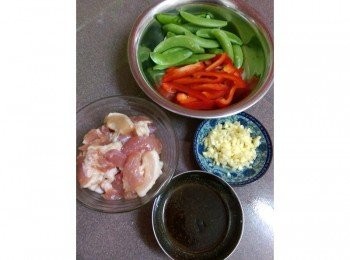 step1: 把青椒切好，肉片醃好十分鐘還有醬料攪拌均勻備用~~