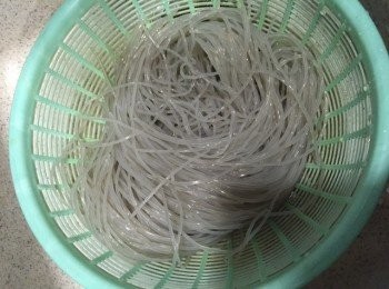 step1: 1)將冬菇及雲耳浸軟切絲, 甘筍,椰菜切絲