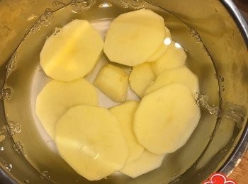 step4: 將薯仔切片，並泡冷水1小時