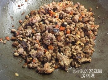 step3: 起油鍋，依序炒香香菇、絞肉、蒜末，加入調味料（香菜、甜辣醬以外），再放入紅蘿蔔末、油蔥酥，適量的水蓋過<span class="group_1">食材</span>，蓋上鍋蓋，中大火至湯汁收乾剩下一飯碗即可