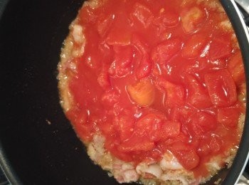 step8: 燒熱油下煙肉碎爆至香脆。再下洋蔥慢火炒約10分鐘迫出甜味。之後下蓄茄及1湯匙糖加蓋慢火煮至液體收乾約半CM。