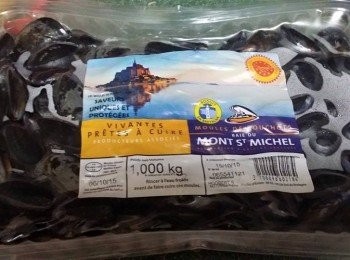 step1: 熱鑊下油，將洋葱和蒜頭爆香，再下牛油，煮溶後，下藍青口略炒