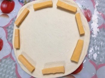 step4: 把幹好的麵皮小心放入已掃油的Pizza盤中，用芝士圍邊並捲好，