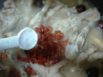 step8: 加入粗鹽再细火煮10分鐘，熄火