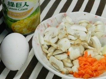 step2: 將蘑菇、紅蘿蔔、蒜片切好