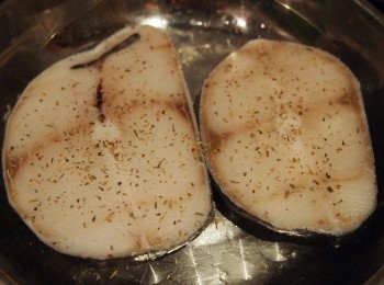 step1: 銀鱈魚解凍後，用鹽、香草和白酒(optional)醃一會