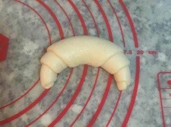 step9: 捲到底之後就會形成牛角狀,請注意要讓結合線壓在下方,否則發酵或烘焙時,中間那一片會掀起來喔.