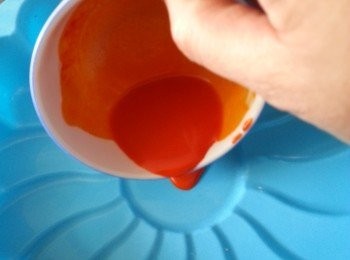 step8: 將有顏色的粉漿倒入花蕊位置