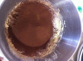 step4: 然後篩入中筋麵粉，可可粉和鹽巴。