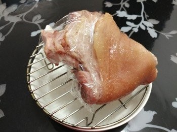 step4: 放雪櫃過夜風乾（豬皮不用蓋保鮮紙）