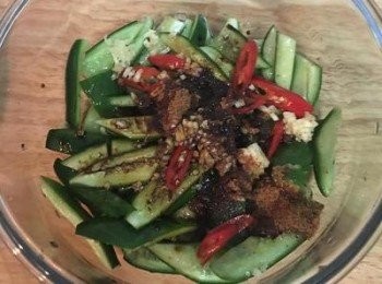 step4: 加入糖、醬油和香油。