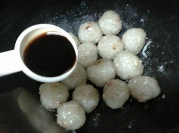 step9: 鍋洗淨燒熱，加入適量油，倒入蘿蔔丸略煎，倒入1湯匙醬油炒紙上色，盛碟備用