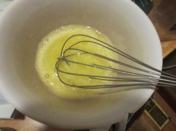 step2: 先準備個大碗~倒入鷄蛋跟砂糖打至发泡，就是打蛋器举起来时，鸡蛋糊能够呈一直线流下的程度才行。