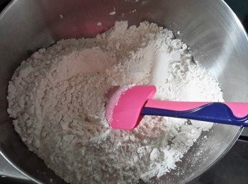 step2: 一大碗內，將麵粉，泡打粉，糖及鹽拌勻