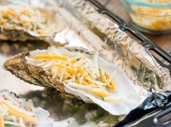 step9: 鋪上芝士碎。