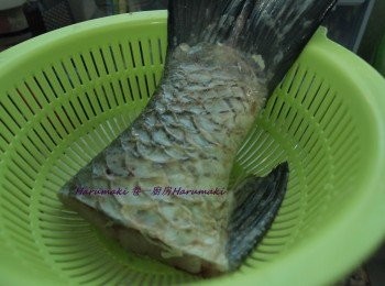 step2: 鮮鯇魚尾去鱗洗淨吸乾水, 用少許鹽胡椒粉醃15分鐘備用