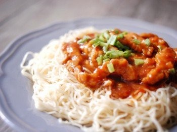 step5: 將麵放在碟上，淋上醬汁及肉絲，灑上蔥花即成！