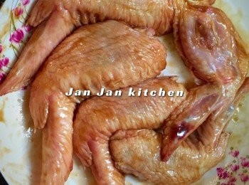 step1: <a href="https://bit.ly/3zHU5V3" target="_blank" data-keyword="雞翼" class="guide-link"><strong>雞翼</strong></a> <span style="display:inline-block;vertical-align:middle;margin-top:-3px;color:initial;border-radius:3px;padding:2px 3px;font-size:12px;line-height:14px;background:#87d300;color:#fff;">即買</span> 用醃料醃45分鐘。