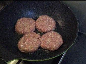step5: 中火煎香漢堡扒兩面，再用小火慢慢煎熟 (約6-8分鐘)