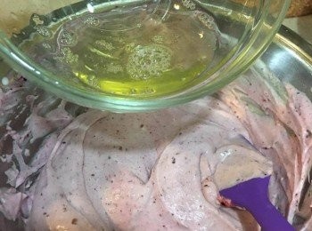 step9: 將軟身魚膠片、2茶匙水加入碗中，用熱水坐至溶解，之後倒入混合好既忌廉中，隨即快手攪勻