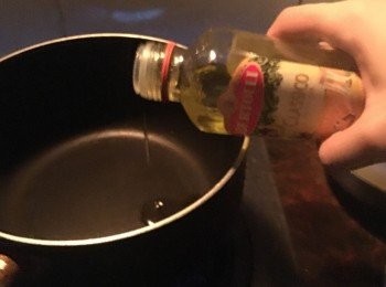 step2: 落D BERTOLLI百得利純正橄欖油準備煎蛋同腸仔