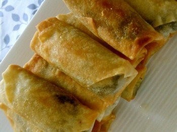 step5: 熱油鍋，放入春捲，煎到兩面金黃色，再用廚房紙吸油即可。