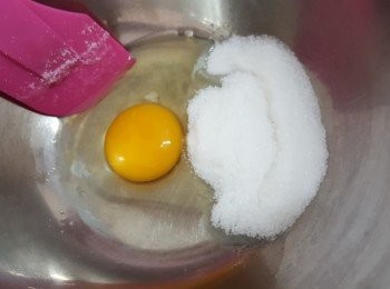 step2: 將雞蛋打入容器中，倒入砂糖混合均勻至糖溶
