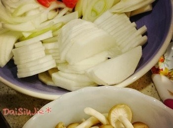 step1: 將所有<span class="group_1">食材</span>洗的洗，切的切。