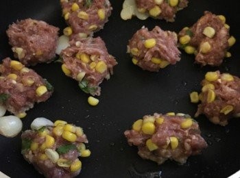 step5: 用沾上油的匙將肉餅搓圓，加入鍋子中香煎一邊約1分半鐘，至金黃色，再反轉，用鏟子壓平，再煎1分半鐘至兩邊金黃色