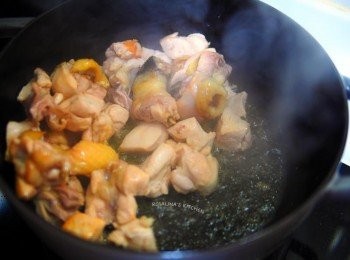 step7: 7.加入花雕酒200ml左右，大約淹滿雞肉8分滿。 如果介意酒味太重，可以減半使用。