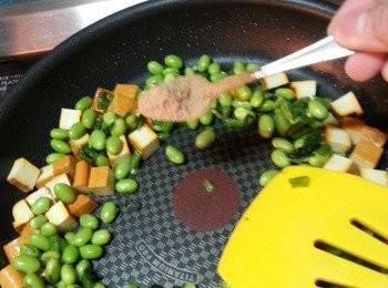 step5: 再加入雪菜和枝豆,落1茶匙香菇粉炒勻