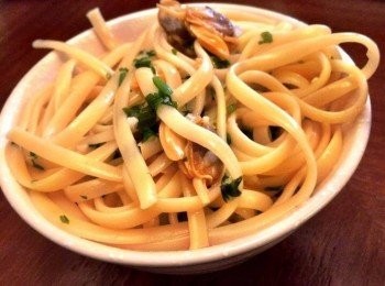 step4: 做泡飯只需要倒入一碗冷飯，再打一隻蛋花就可以！