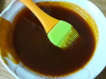 step5: 在烤雞翅的同時 , 把醬汁的材料準備好 , 小鍋中先加入無鹽奶油 , 用小火煮溶化後 , 加入麵粉拌勻 , 再加入蜜糖 , 黃砂糖和是拉差醬 , 醬油煮滾 , 煮到有點濃稠即可熄火 , 再把檸檬汁加入拌勻