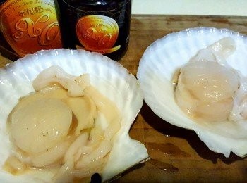 step1: 將扇貝清洗乾淨，裙邊用鹽及生粉洗去潺及黑色物，白雪雪為之及格