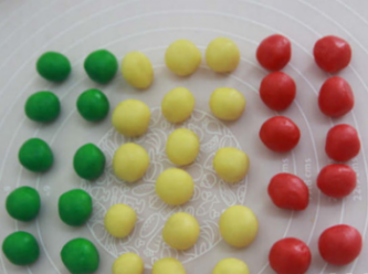 step5: 然後分成四等份，其中兩份加入色素，一個紅一個綠；接著分成每個約5克的小團。
