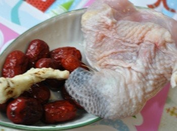 step2: 將雞腿熱水沖洗乾淨，紅棗備用