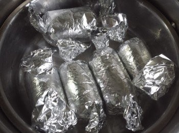 step6: 燒熱一鍋水，將雞腿卷放入，大火蒸10分鐘，取出放涼。