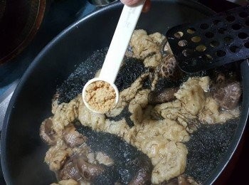 step10: 加入1茶匙素雞粉炒勻,再試味,如不夠咸可加少少鹽