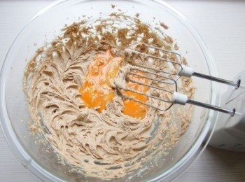 step3: 蛋液一點一點慢慢加入,這期間不斷的持續攪拌。