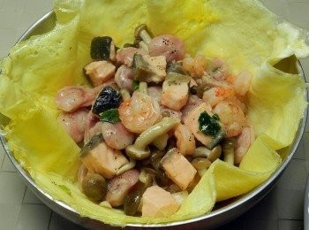 step8: 將炒好的料倒入蛋皮中