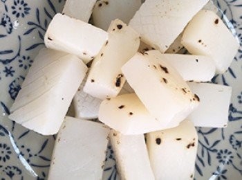 step4: 蒟蒻白玉板表面畫刀，切成一口狀大小，放入煎鍋中，乾煎至表面乾燥甚至有微微焦感