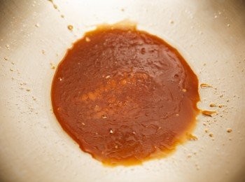 step3: 另起油鍋，用少許的油將糖炒成焦糖後加入少許的水煮滾。