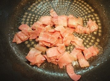 step2: 先將培根下鍋翻炒