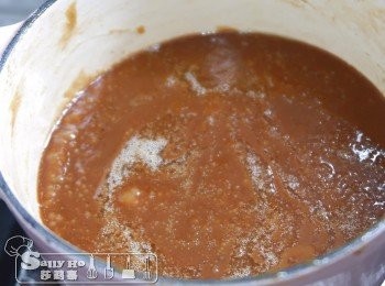 step2: 慢慢加入溫熱了的淡忌廉，收細火煮至稍為杰身（約110度）。
加入海鹽煮至115度，熄火加入無鹽牛油，雲呢拿籽，攪勻涼卻至半凝固