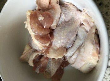 step1: 先把雞件放在一個盤內,  並在雞件上撒少量的鹽作調味, 5分鐘, 待用